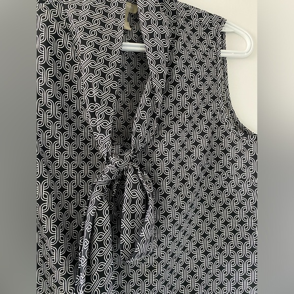 Banana Republic Chain Mail Sleeveless Blouse with Bow tie Size Medium. - Picture 5 of 5